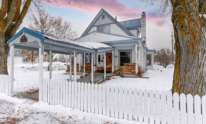Midvale House | Kay’s Country Place. Dog Friendly.