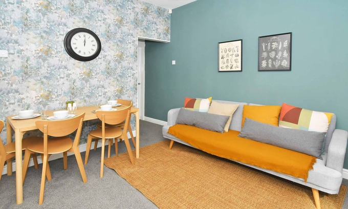 Stoke-on-Trent House | Keary House by YourStays