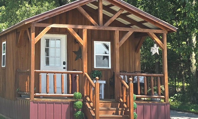 Russellville Cabin | Keehn's Hideaway-Hot tub/King bed/Horses/Secluded/Getaway!