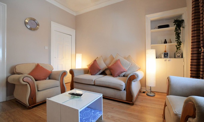 Gourock Apartment | Keek Oot at 73, upper apartment on Main St, value for money. Pet friendly.