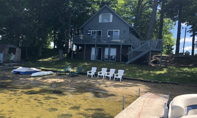 Decatur House | Keeler Lake retreat with private beach!