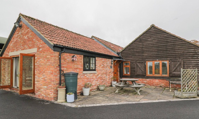 West Knoyle Cottage | KEEPERS COTTAGE, pet friendly, with a garden in West Knoyle