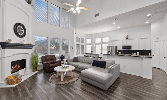 Keller House | Keller’s Crown Jewel - 5BR Retreat w/Hot Tub & Pool Table