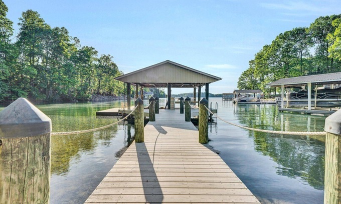 Smith Mountain Lake House | Kelly Kove - Beach Area Sleeps 14!