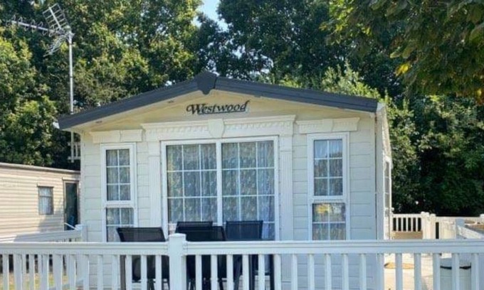 Clacton-on-Sea House | Kellysholidayhomes, Spacious 2 bedroom Caravan, surrounded by nature