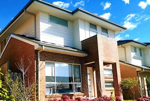 Kellyville House | Kellyville Adorable 5Br - Closed to Shops & Parks