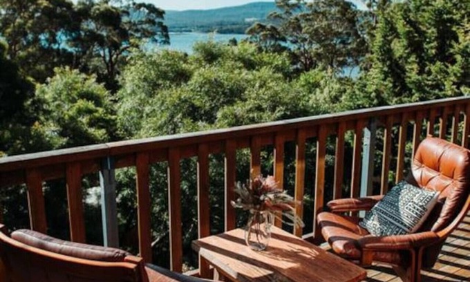 White Beach House | Kelp Cabin - intimate, calm and restful