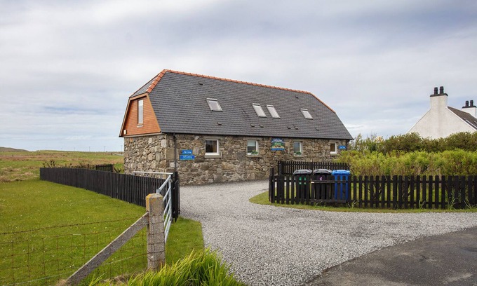 Aisgernis Cottage | KELP COTTAGE, pet friendly in Daliburgh, Isle Of South Uist