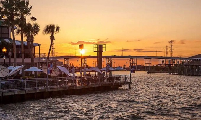 Clear Lake Shores Condo | Kemah Quarters Unit A