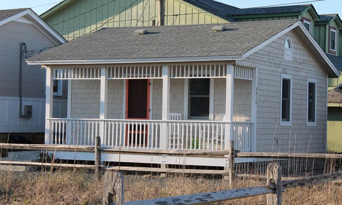 Nags Head Cottage | Kemp & Olive Cottage: Tiny Cottage for Two Guests and Pups!