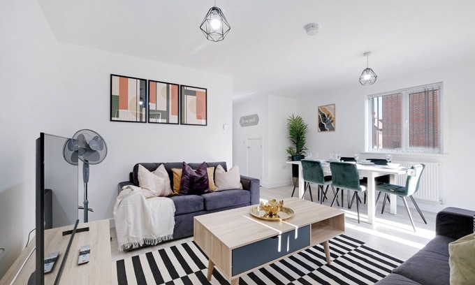 Aylesbury House | Kempster 5 Bedroom 3 Bathroom Serviced House Aylesbury with parking