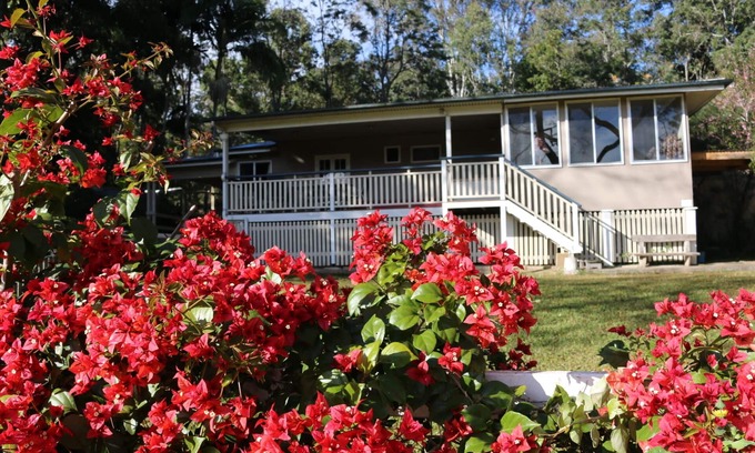 Kenilworth House | Kenilworth River Oaks on Mary River - Pets Allowed