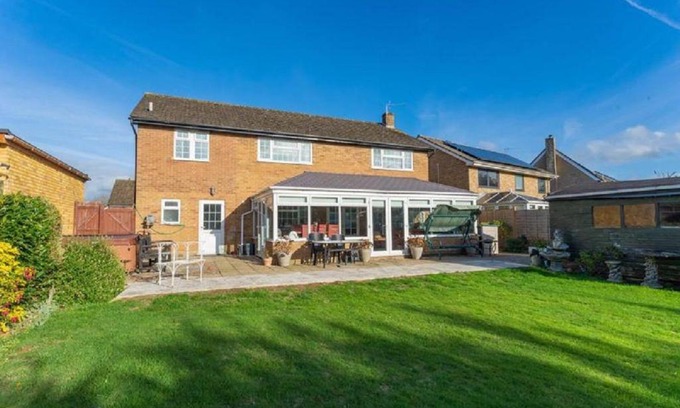 Bicester Villa | Kennedy Villa - 5 Bedroom House with Hot Tub, WiFi, Free parkings, Close to Bicester Village