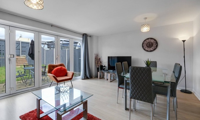 Maidenhead House | Kensal Green 4 Bedroom and 2 Bathroom House with Parking