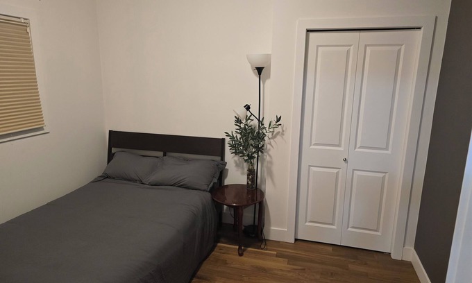 West Hillhurst House | Kensington Area 10 Mins To Downtown! Clean and friendly! Temporary stays!