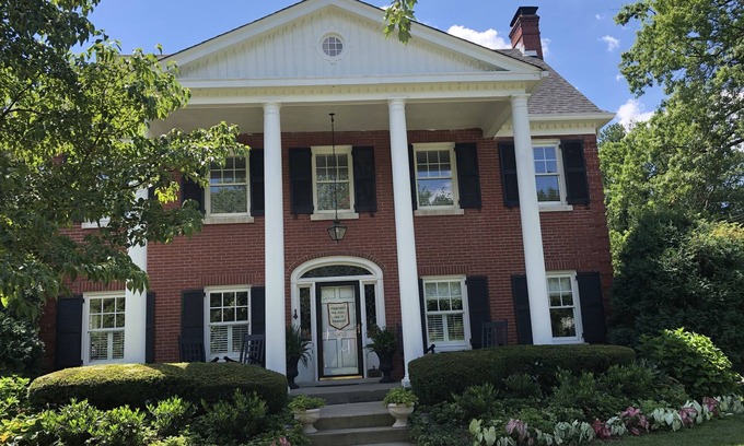 Strathmoor Manor House | Kentucky at its best! Historical meets modern amenities!