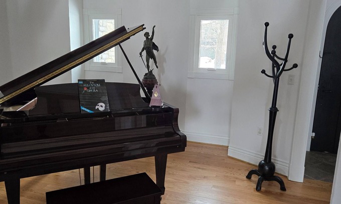Eastwood House | Kentucky Derby 2025 Rental: Spacious Home for Families & Couples