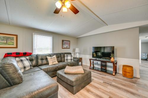 Brownsville House | Kentucky Vacation Rental Half-Mi to Mammoth Cave!