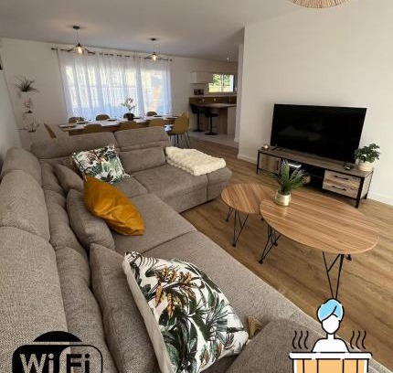 Saint-Aubin-du-Cormier Villa | Ker Phan Cozy urban cottage with hot tub