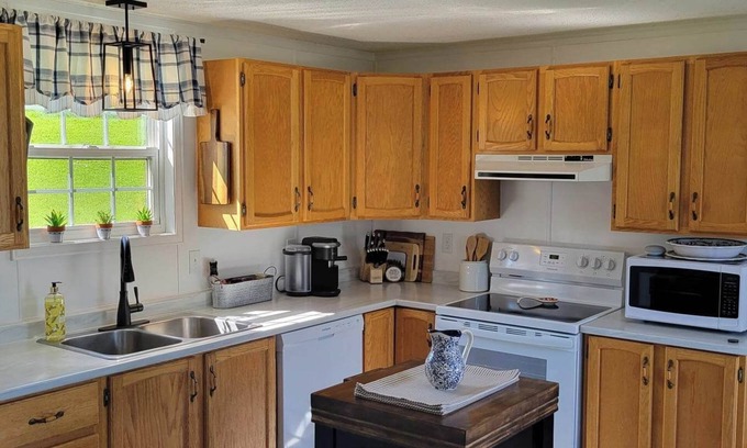 Anne's Land Cottage | Kerrytown Cottage Serentity and a Peaceful Stay With This Stunning Farm Cottage!