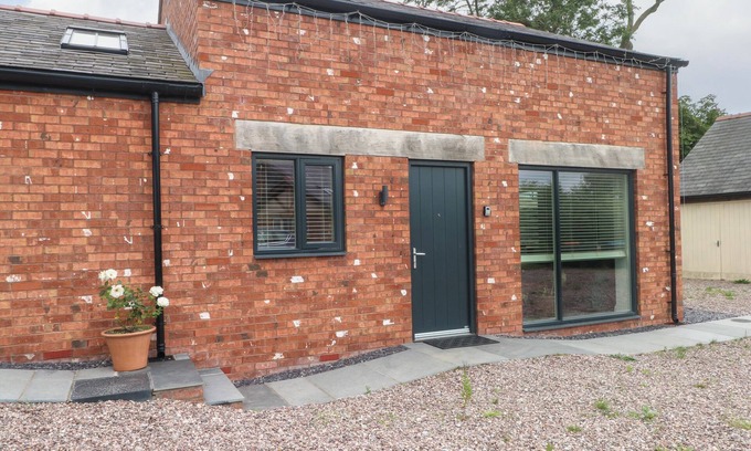 Shocklach Cottage | KESTREL, romantic, character holiday cottage in Tilston