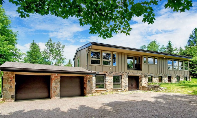 King Cottage | Kettleby Country Retreat On 2.5 Acres