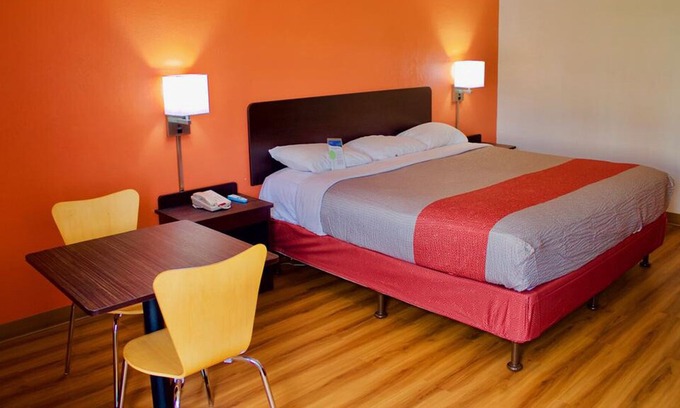 Macedonia Hotel | Key Inn Macedonia - Comfort King Bed Non-Smoking