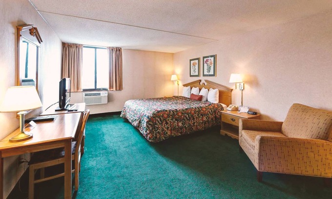 Roseville House | Key Inn Roseville - 1 Queen Bed Non-Smoking