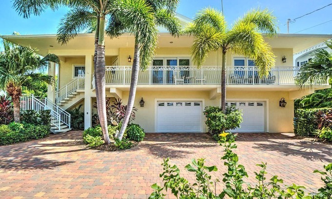 Coury House | Keys Paradise on Coury Drive Key Colony Beach. Vacation in resort style