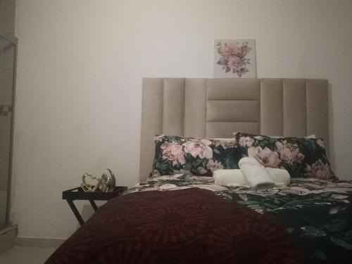 Taung Station Apartment | Khetshane Consortium private park and restaurants