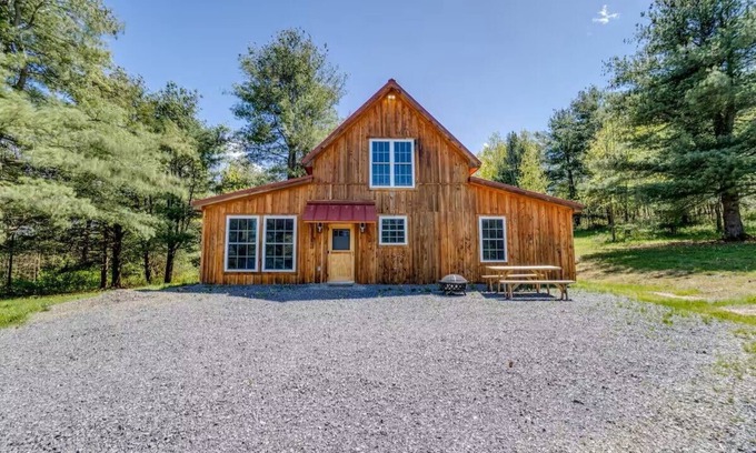 Himrod Cabin | Kick back and relax in this calming, stylish space!
