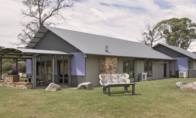 Lake Crackenback Cabin | Kickenback Lodge - 3BR Lodge l Gym l Indoor Pool l Tennis l WiFi l Air-Con