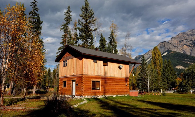 Blaeberry Cabin | Kicking Horse Kabins - LUXURY LOGHOME WITH HOT TUB