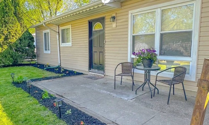 Indianapolis House | Kid Friendly 2 Bedroom Home with Washer & Dryer