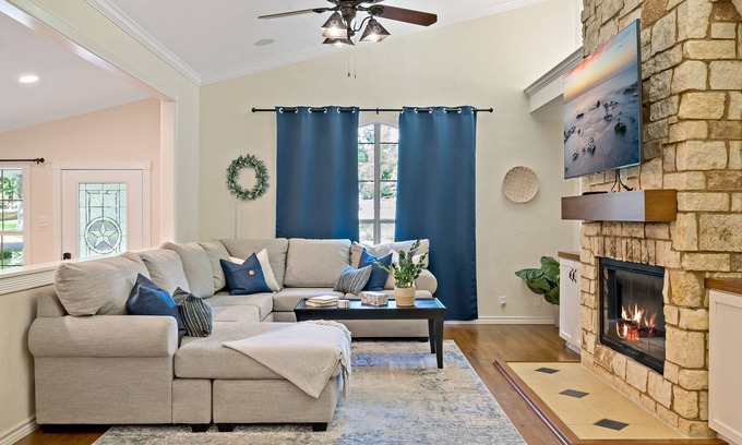 Cedar Creek Reservoir House | Kid Friendly-Boat Ramp-Outdoor-Projector-Community Pool Access