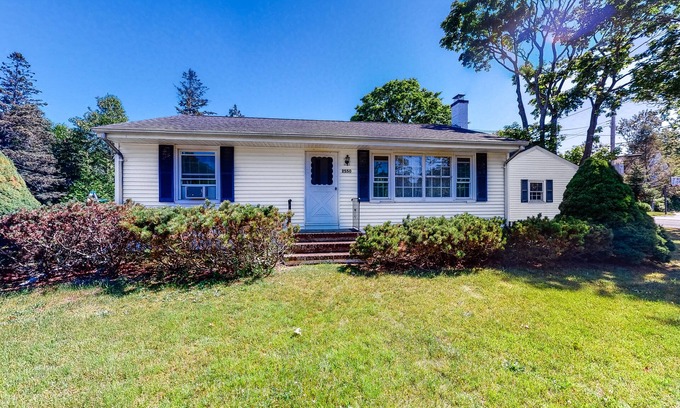Southold House | Kid-Friendly Home near the Ocean with Private Gas Grill, Fast WiFi, and Cable