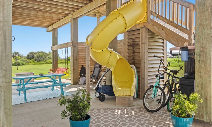 Indian Beach House | Kid friendly w/slide&swings, 11 mi to Moody Gardens for cheer or holiday events