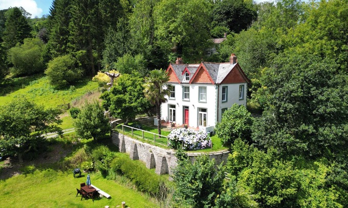 Ilfracombe House | Kids, Pets & Relaxation – Acres of Fun & Freedom