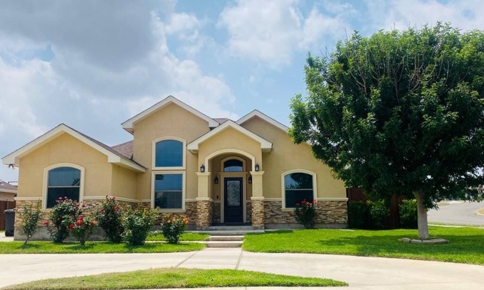 Eagle Pass House | Kika’s House-Lovely 4 Bedroom Home, Entertainment Patio, newly furnished