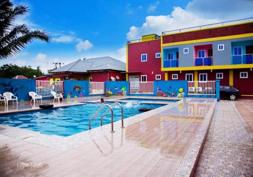 Volta Region Hotel | Kikis Court Resort