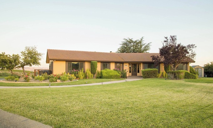 Paso Robles House | Kiler Canyon Ranch House & Apartment offers breathtaking views from every angle!