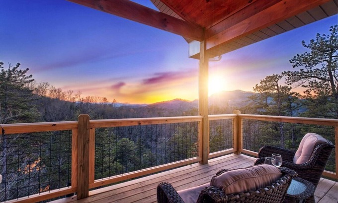 Wears Valley Cabin | Killer Mtn Sunset Views | Hot Tub | Modern, Cozy!