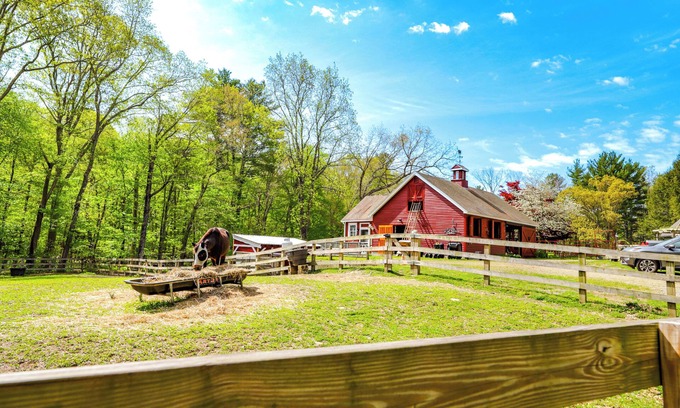Ballouville Apartment | Killingly Barnyard Studio in Wine Country!