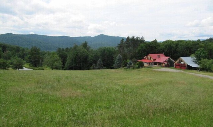 Rochester House | Killington, Pico, Sugarbush, Mad River Glen, Middlebury Snowbowl + many more