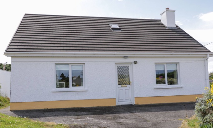 Kincasslagh House | KINCASSLAGH, pet friendly, with open fire in Annagry, County Donegal