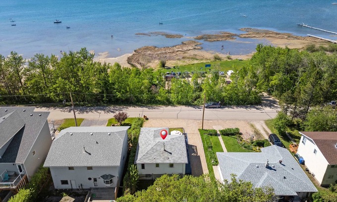 Sylvan Lake House | Kinepik Cottage Sunroom with Beach Access