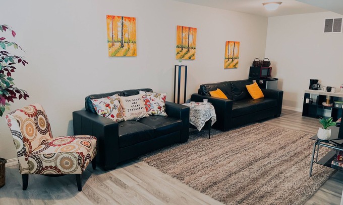 Village Seven Apartment | King and Queen Beds Suite->Self Entry->Smart TV >WiFi->