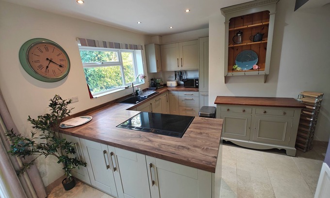 South Cadbury House | King Arthur’s Rest- Charming Eco Home, Garden & Hot Tub. Sleeps 10. Pet friendly