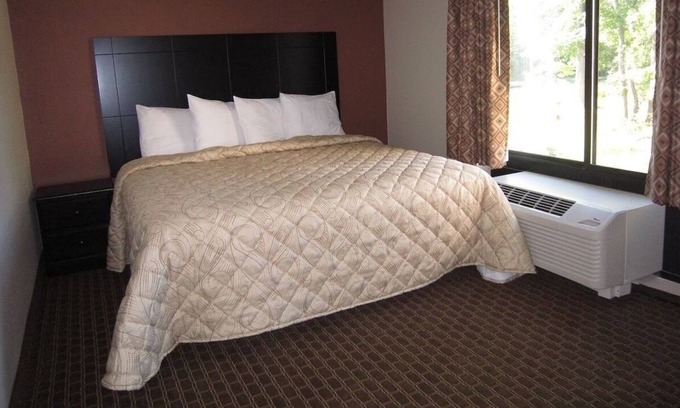 Monmouth Junction Hotel | King Bed with Jacuzzi at Red Carpet Inn Monmouth, Free Breakfast!