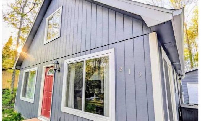 Houghton Lake Ski Chalet | King Bd + 2 Queen Bds + BBQ + Fire Pit + Near Lake